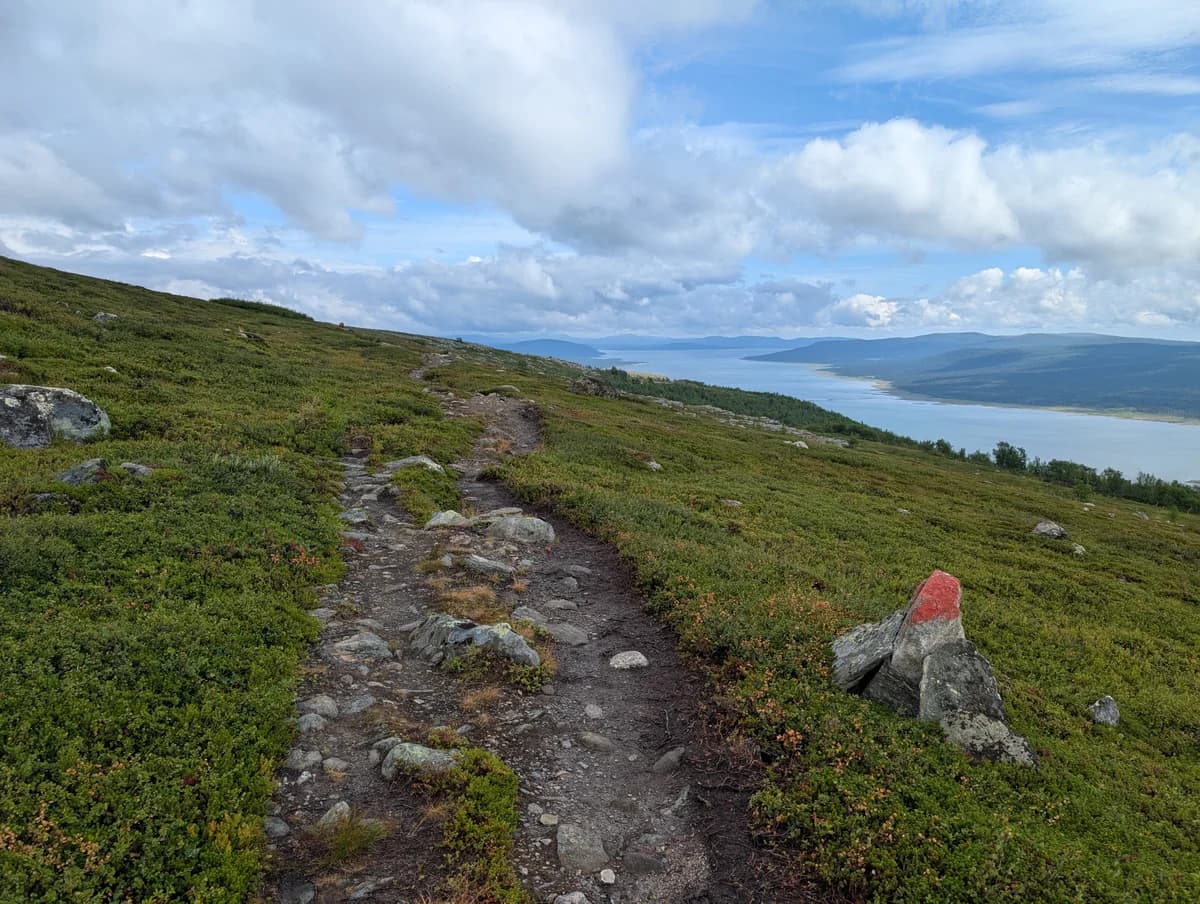 Výhled na jezero s pěšinou Výhled na jezero s pěšinou