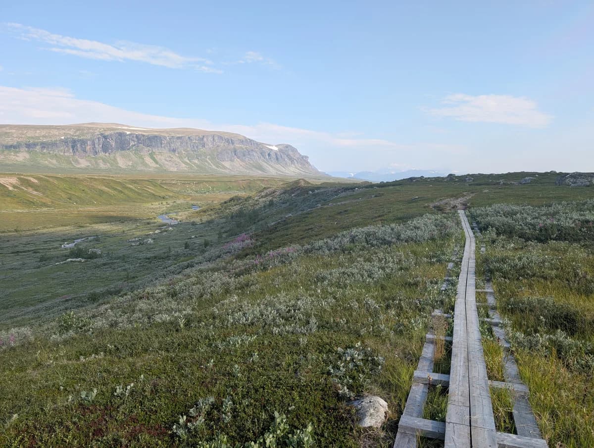 Dřevěný chodník v údolí Dřevěný chodník v údolí