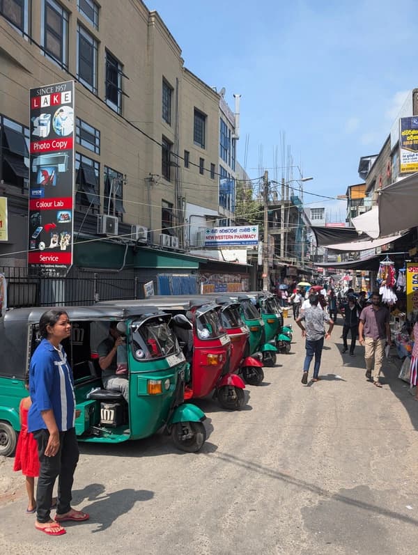 Tuk-tuky na ulici Tuk-tuky na ulici